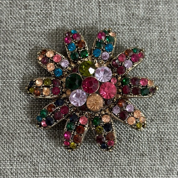 Colorful flower brooch with multicolor stones, featuring a multicolor design - Picture 1 of 3